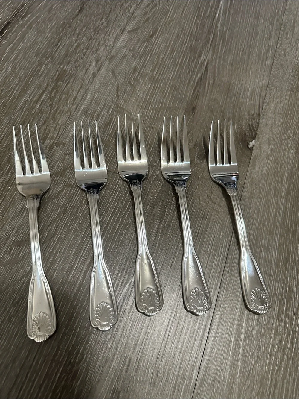 Classic Shell-Pattern Stainless Steel Flatware Set - Silver